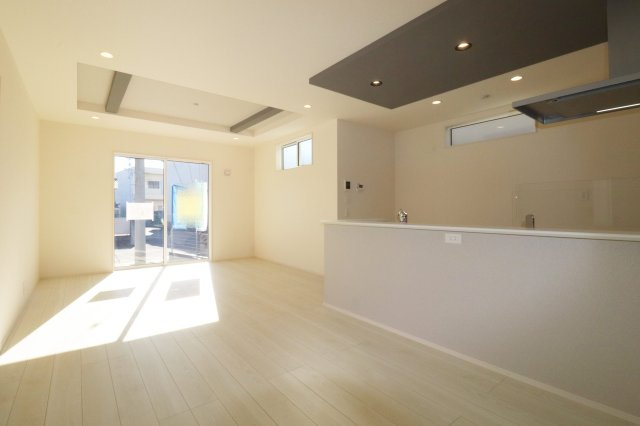 郡山市大槻町字針生　　　1号棟　　　開成小学校、郡山１中学区の居間・リビング|荒し梁天井仕上げ