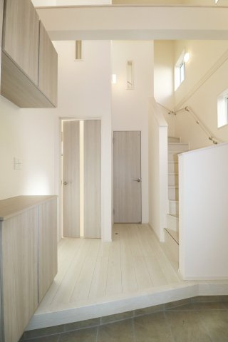 郡山市大槻町字針生　　　1号棟　　　開成小学校、郡山１中学区の玄関