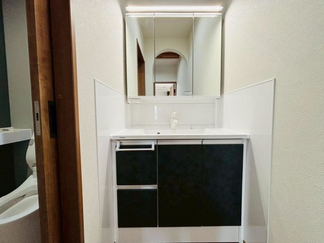 【商談中】新築戸建　瑞穂市別府第2　全2区画分譲の独立洗面台|影ができにくい「ツインラインLED照明」。