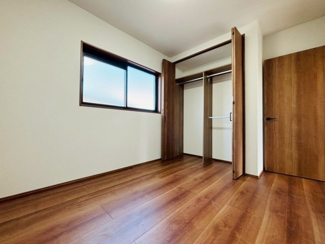 新築戸建　瑞穂市別府第2　全2区画分譲の洋室|奥行のあるウォークインクローゼットは収納方法自由自在。家族の成長に合わせた収納が可能です。