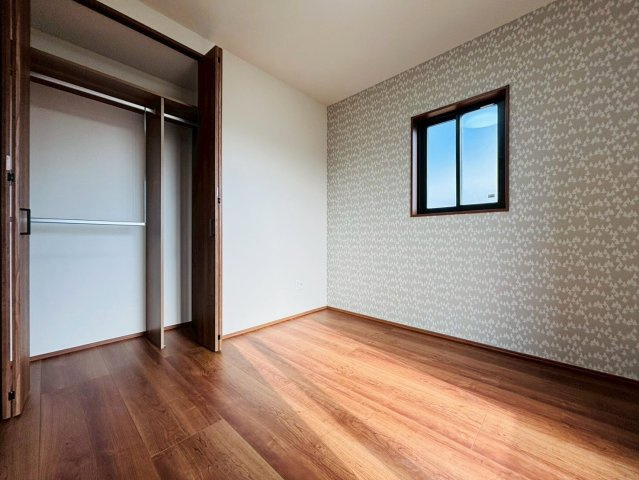 【商談中】新築戸建　瑞穂市別府第2　全2区画分譲の洋室|奥行のあるウォークインクローゼットは収納方法自由自在。家族の成長に合わせた収納が可能です。