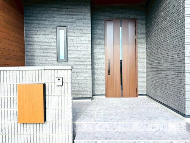 【商談中】新築戸建　瑞穂市別府第2　全2区画分譲の玄関|玄関ドアの取っ手ハンドル部分にセンサーがついており、カード・シールタイプのキーで開け閉めができます