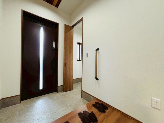 【商談中】新築戸建　瑞穂市別府第2　全2区画分譲の玄関|大容量のシューズ収納付きで玄関周りもすっきり！玄関ドアからの光が玄関ホールを明るくしてくれます。