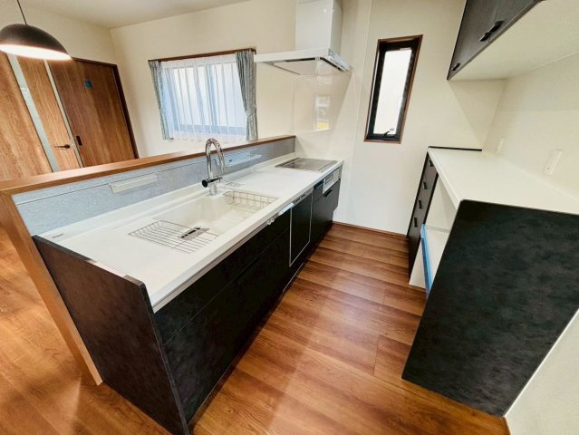 新築戸建　瑞穂市別府第2　全2区画分譲のキッチン|機能的なシステムキッチン。収納力に優れた大容量の引出でキッチン回りがスッキリ片付きます。