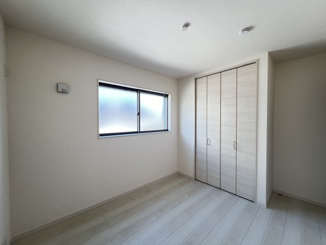 北葛城郡広陵町萱野3期の洋室|すっきり片付く大容量収納付き洋室