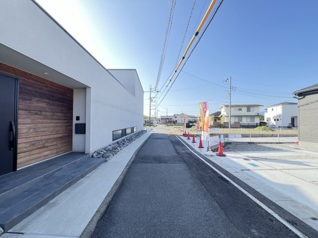 北葛城郡広陵町萱野3期の前面道路含む現地写真