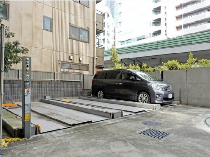 パークフラッツ中目黒　ペット相談　トランクルーム　南向きの駐車場