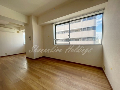 【居間・リビング】 | ストークタワー大通り公園Ⅰ | 窓が広く開放感のあるお部屋♪