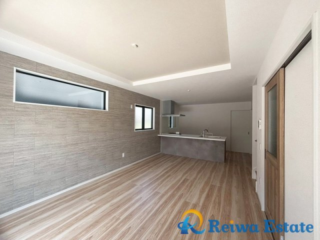 新築戸建　茅ヶ崎市東海岸北5丁目の居間・リビング|冬でも暖かい床暖房付きのリビングダイニングは家族が集まる憩いの場に♪
