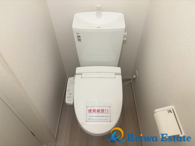 新築戸建　茅ヶ崎市東海岸北5丁目のトイレ|・いつでも快適・清潔に保てるシャワートイレ。
