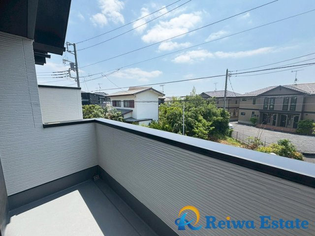 新築戸建　茅ヶ崎市東海岸北5丁目のバルコニー|・窓からの眺めが日常を豊かに彩ります。開放感と陽当たり良好な心地よい住まい！