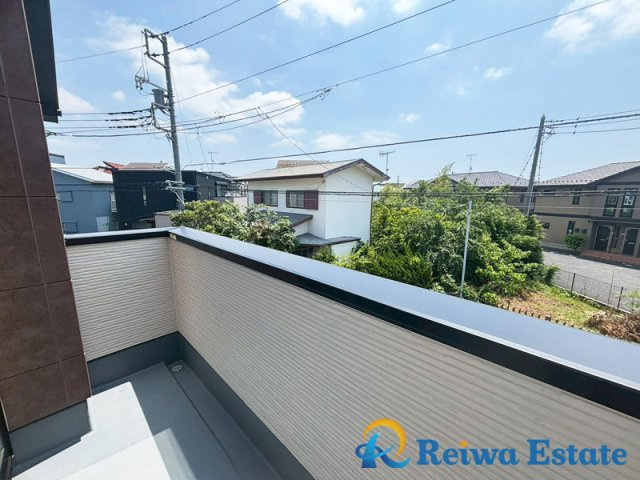 新築戸建　茅ヶ崎市東海岸北5丁目のバルコニー|洗濯物や布団もまとめて干せるゆったりバルコニー。