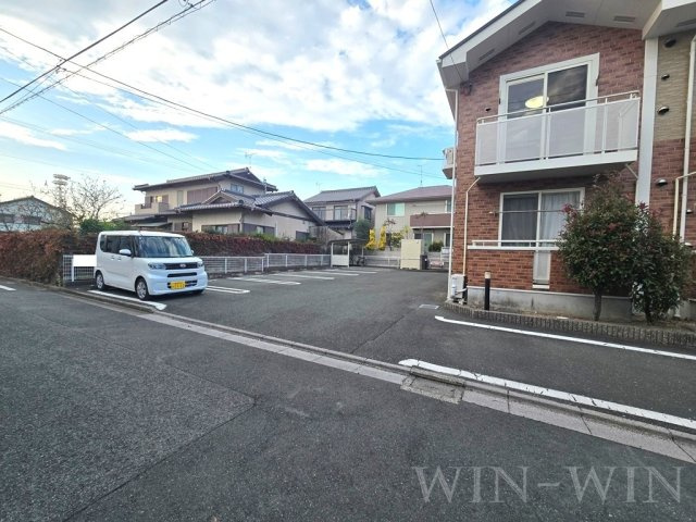 フロラシオン 草間の駐車場