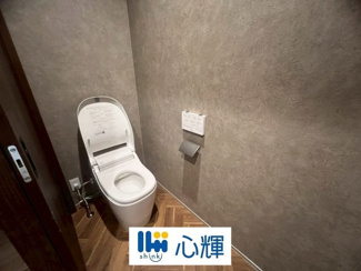 【トイレ】 | 心輝ホーム／宇部市中村3丁目 新築建売／4LDK・2階建 | いつまでも清潔な空間であって頂けますように、汚れをふき取り易いフロアと壁紙をチョイス致しました。