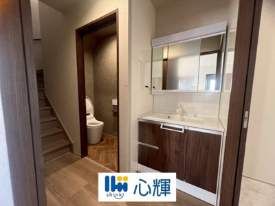 【独立洗面台】 | 心輝ホーム／宇部市中村3丁目 新築建売／4LDK・2階建 | 平日の朝であっても落ち着きと寛ぎを感じられ、スムーズに身支度が完了します。

