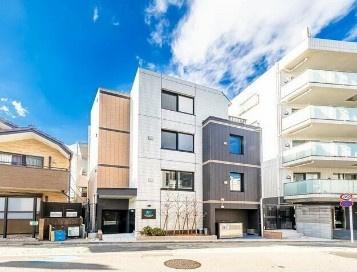 【外観】 | ウェルスクエア永福町 | 鉄筋コンクリート造のがっちりとした建物。