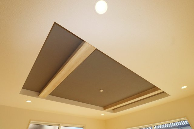 郡山市大槻町字針生　　　２号棟　　　開成小学校、郡山１中学区の居間・リビング|表し梁天井仕上げ