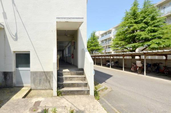 ビレッジハウス宇ノ気1号棟のエントランス|落ち着いたエントランスです