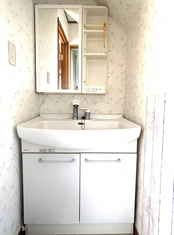 住吉　売中古住宅の独立洗面台|現況販売のため現況有姿でのお引渡しになります。洗面台についてはお引渡し前に漏水点検を行います。