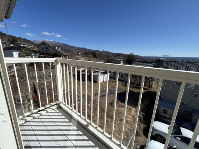 住吉　売中古住宅のバルコニー|2階バルコニーからのお写真です。見晴らしがよく上田市を一望することができます。