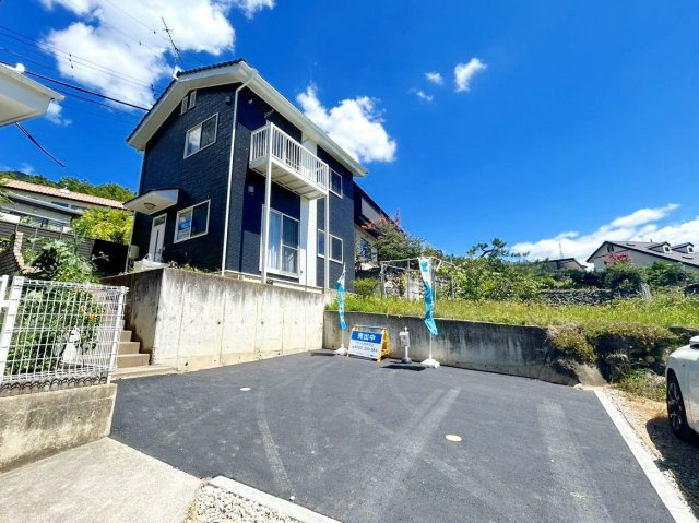 住吉　売中古住宅の駐車場|駐車場は縦列2台可能になります。軽自動車であれば3台駐車も可能になります。
