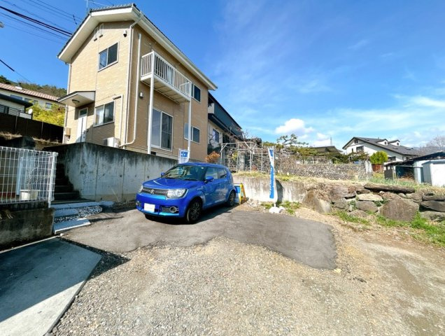 住吉　売中古住宅の駐車場|駐車場は縦列2台可能になります。軽自動車であれば3台駐車も可能になります。