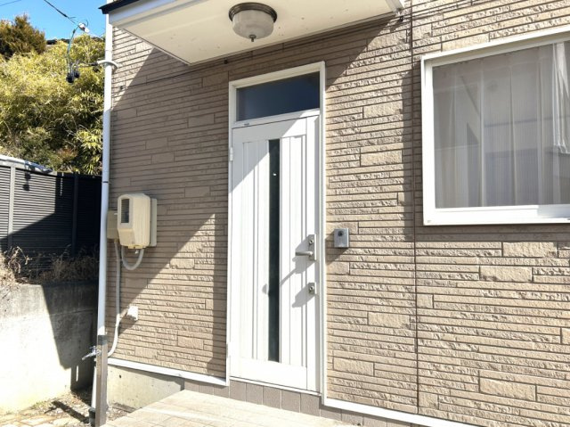 住吉　売中古住宅の玄関|現況販売のため現況有姿でのお引渡しになります。外水道があり、お引渡し前には設備点検を行います。