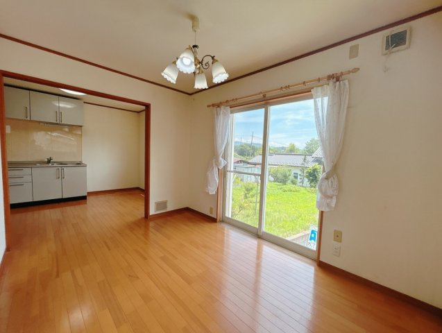 住吉　売中古住宅の居間・リビング|約６畳のリビングはダイニングキッチンとつながっているため解放感があります。