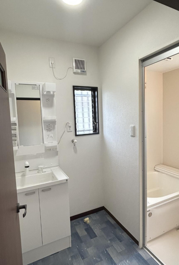 芳田　売中古住宅の独立洗面台