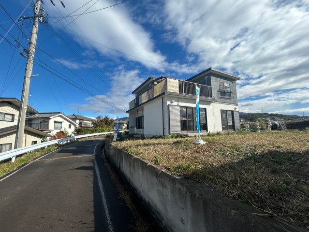 芳田　売中古住宅の前面道路含む現地写真
