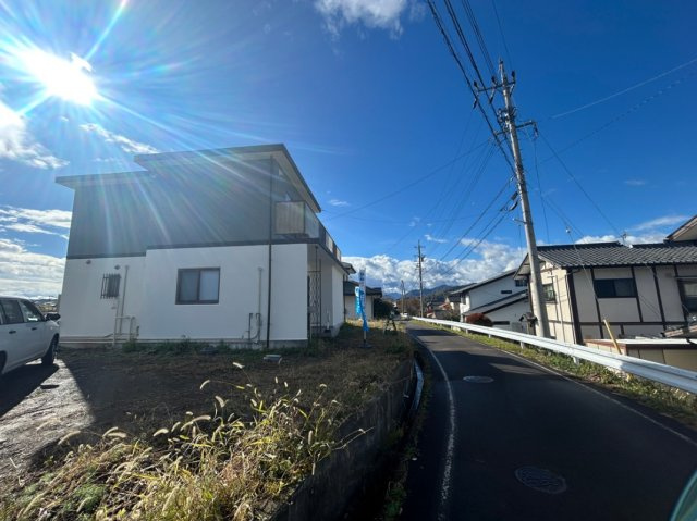 芳田　売中古住宅の前面道路含む現地写真