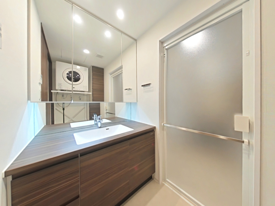 ファボルさい百間川の脱衣所|大きな三面鏡で空間も広々と感じます♪
収納力も豊富です。