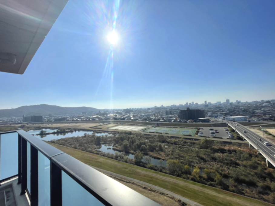 ファボルさい百間川の展望|バルコニーからは百間川を眺望できます♪