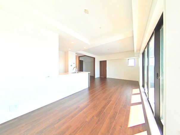 ファボルさい百間川の居間・リビング|南西向きのため、日中は暖かな陽が室内に差し込みます♪