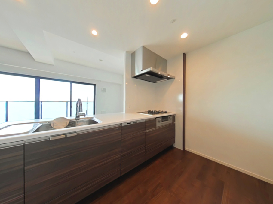 ファボルさい百間川のキッチン|家事をしながら家族の顔が見える対面式キッチン♪
三口コンロで家事効率も上がります！