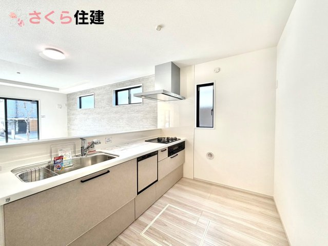 ーLIGARE－宇都宮市さつき6期　1号棟のキッチン|お子様と並んで料理をしても余裕のゆとりのキッチン。お子様と一緒に料理も叶いますよ♪