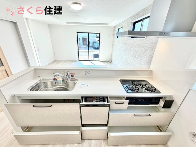 ーLIGARE－宇都宮市さつき6期　1号棟のキッチン|キッチン下収納は奥まで引き出せるので、大きく屈まなくても楽に必要なものがパッと取り出せます！