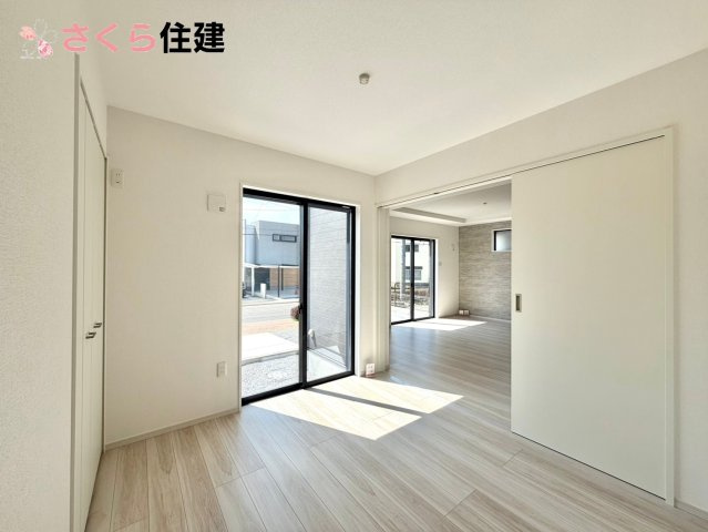 ーLIGARE－宇都宮市さつき6期　1号棟の洋室|リビング横の洋室は、思い切りお子様が遊べるキッズスペースにぴったり！押入はおもちゃをすっきり収納♪