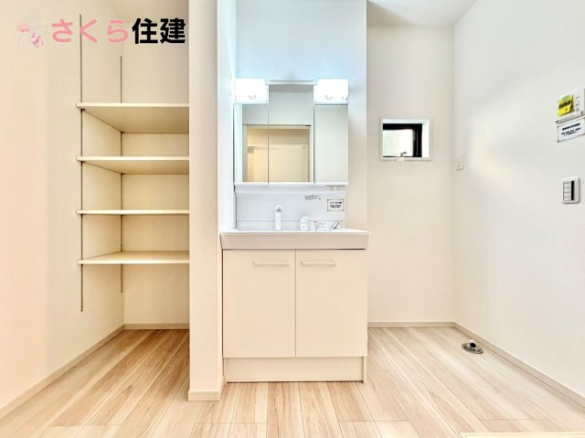 ーLIGARE－宇都宮市さつき6期　1号棟の洗面所|ゆとりある広さの洗面所。両サイド収納の洗面台で、二人ならんで同時の身支度もスムーズです。