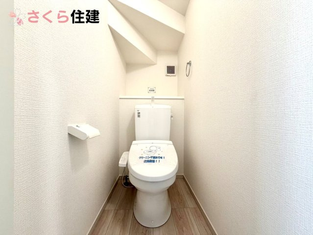ーLIGARE－宇都宮市さつき6期　1号棟のトイレ|トイレは各階完備。夜、トイレに起きても、2階の寝室から1階のトイレに降りる必要はありません。