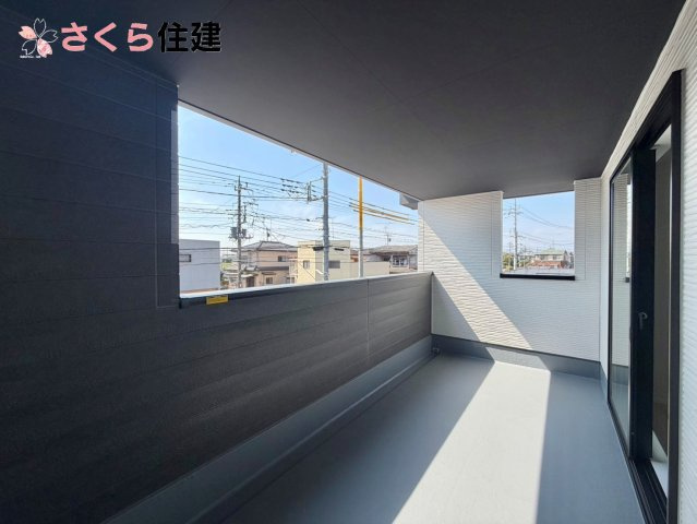 ーLIGARE－宇都宮市さつき6期　1号棟のバルコニー|急な雨でも安心なインナーバルコニー♪家族全員分の布団もゆったり並べられるます♪
