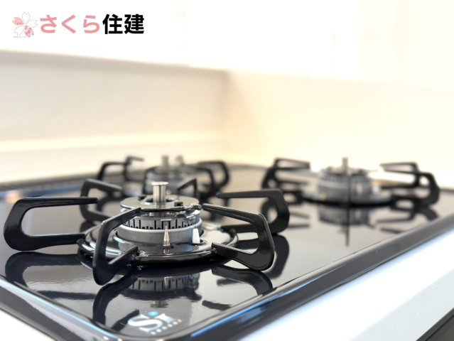 ーLIGARE－宇都宮市さつき6期　1号棟のキッチン|忙しい朝のキッチンも3口コンロで作業効率UPします。