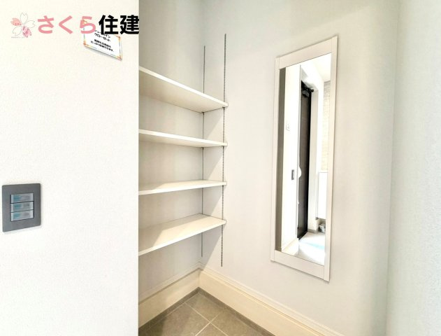 ーLIGARE－宇都宮市さつき6期　1号棟の収納|玄関横にシューズインクローク付き！部屋には持ち込みたくない外遊び道具などの収納にぴったりです。
