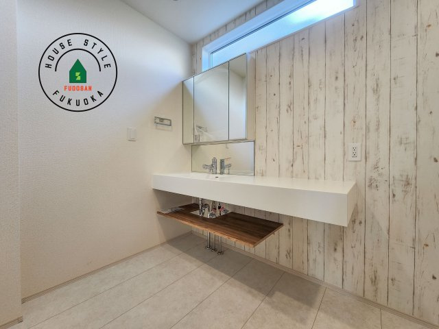 福岡市西区横浜1丁目第1-6棟（5号棟）の独立洗面台|毎日使うものだから清潔な空間を保ちたい水回り。洗面にはそんな願いを解消させてくれる収納アイデアが満載です。三面鏡の裏側にはキャビネットが現れ小物から背の高い物まで収納できます。