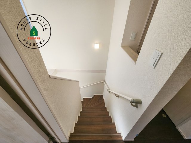 福岡市西区横浜1丁目第1-6棟（5号棟）の内装|＜手すり付階段＞手すりがないと階段の昇り降りで危険なことはもちろん、壁に手をつきながら歩くことで壁紙が汚れやすくなります。すべての方に快適に昇り降りしていただくため、手すりを設置しました。