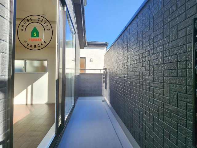 福岡市西区横浜1丁目第1-6棟（5号棟）のバルコニー|風をしっかりと感じられるバルコニーでは、毎日が洗濯日和です。広々としているので洗濯も楽しくなるでしょうし、気分転換にバルコニーからの眺めを楽しむのもいいでしょう。