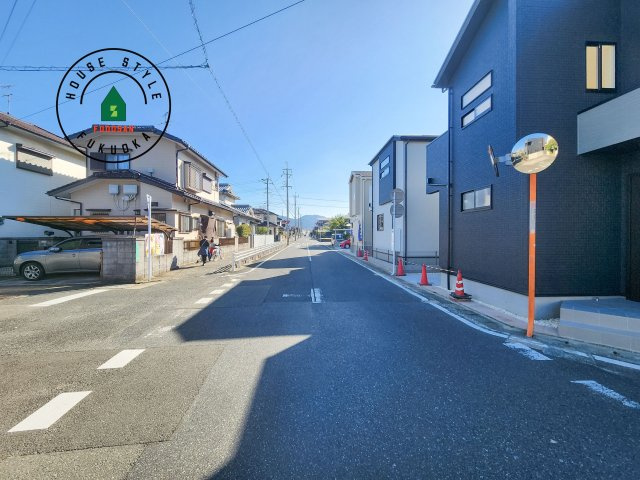 福岡市西区横浜1丁目第1-6棟（5号棟）の前面道路含む現地写真|前面道路は閑静な住宅地をはしる車通りの少ない道路。お車の出し入れが苦手なママや小さなお子様にも安心ですね。しっかり舗装もされているので、ベビーカーや自転車で通っても快適に通行できます。前面道路です。