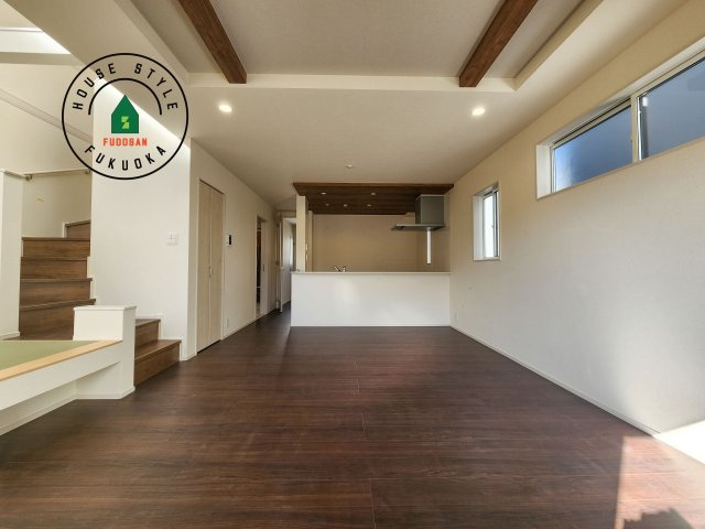 福岡市西区横浜1丁目第1-6棟（5号棟）の居間・リビング|キッチンからリビングをしっかり確認できます。家族の笑顔があふれる空間になりそうですね。