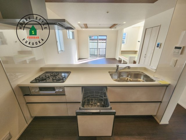 福岡市西区横浜1丁目第1-6棟（5号棟）のキッチン|ご家族を近くに感じられる対面キッチンのLDK。会話もはずみそうですね。