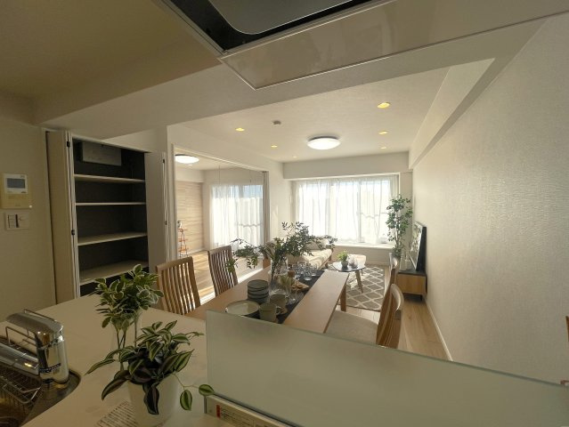 陽当たり？眺望？コレでダメならどうすりゃいいの！？な、最上階の『コスモ横浜和田町ヒルズ』リノベーションの居間・リビング